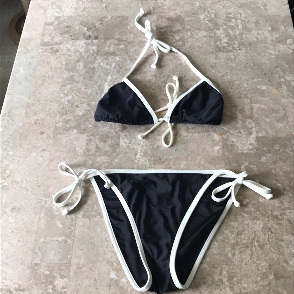 🙀Black with White Trim Bikini Top